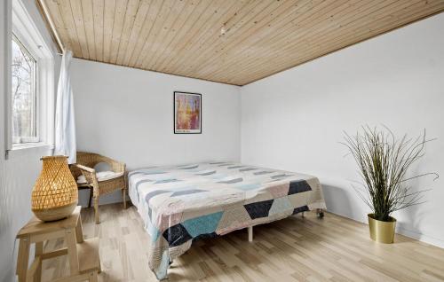 ein Schlafzimmer mit einem Bett und einer Holzdecke in der Unterkunft Awesome Home In Vejby With Kitchen in Vejby