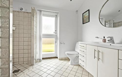 biała łazienka z toaletą i lustrem w obiekcie Awesome Home In Vejby With Kitchen w mieście Vejby