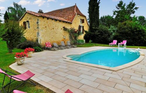 une terrasse avec une piscine et des chaises ainsi qu'une maison dans l'établissement La Devinie, à Douville