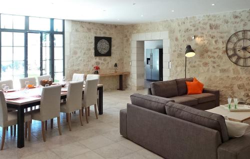 un salon avec une table et une salle à manger dans l'établissement Le Mas Dedith, à Maussane-les-Alpilles