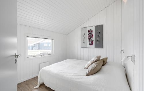 オテルプにあるStunning Home In Otterup With Kitchenの白いベッドルーム(ベッド1台、窓付)