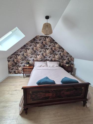 um quarto com uma cama grande com duas almofadas em petite maison chaleureuse du GR34 em Lampaul-Plouarzel