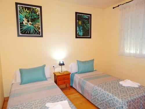 1 Schlafzimmer mit 2 Betten und einem Fenster in der Unterkunft MIAMI Playa de Gandía - Alquiler solo familias in Playa de Gandia
