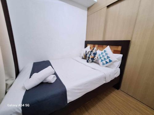 เตียงในห้องที่ Snuggle and Comfy 1BR with WiFi in Grace Residences Taguig City