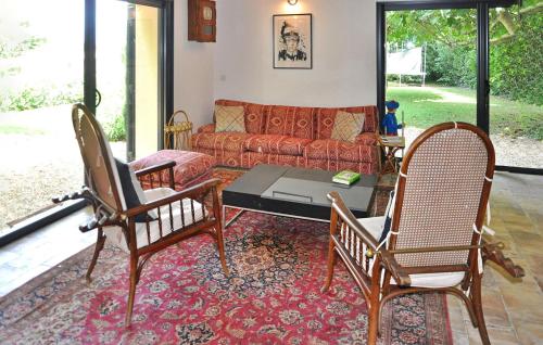 a living room with a couch and two chairs at Le Mazet D'estelan Et Son Anne in Barbentane