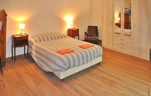 um quarto com uma cama com duas toalhas cor de laranja em Le Mazet Destelan Et Son Anne em Barbentane