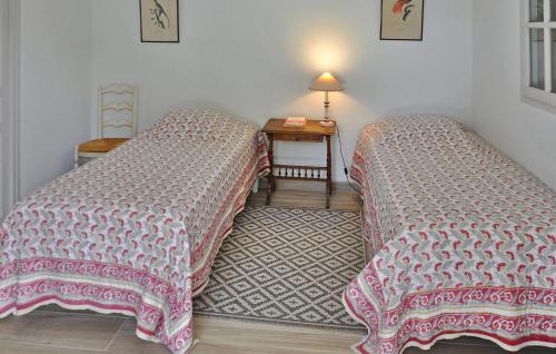 two beds sitting next to each other in a room at Le Mazet D'estelan Et Son Anne in Barbentane