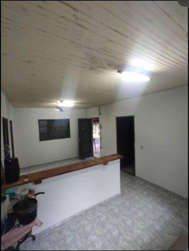 een lege kamer met een aanrecht en een plafond bij Rancho próximo Rio Pardo in Bataguaçu