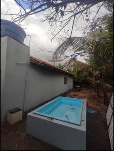 een zwembad aan de zijkant van een gebouw bij Rancho próximo Rio Pardo in Bataguaçu
