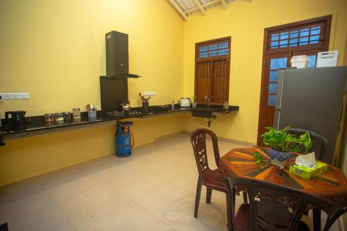 Una cocina o zona de cocina en Dhyana Beach Villa
