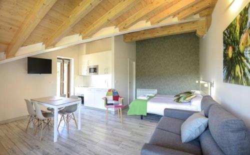 Sala de estar con sofá, cama y mesa en Apartamentos Aldagaia, en Hernani