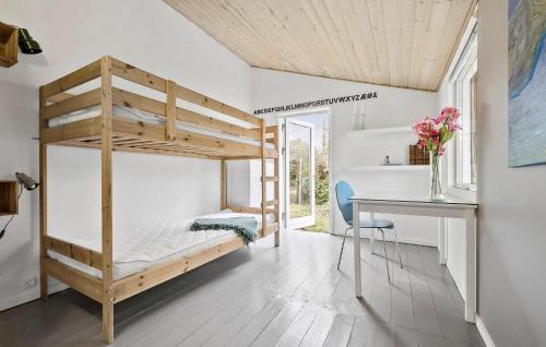 Zimmer mit einem Etagenbett und einem Schreibtisch in der Unterkunft 2 Bedroom Stunning Home In Vejby in Vejby