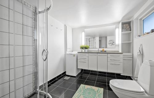 Koupelna v ubytování 2 Bedroom Stunning Home In Vejby