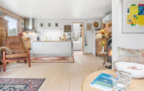 Kuchyň nebo kuchyňský kout v ubytování Cozy Home In Stubbekøbing With Wifi