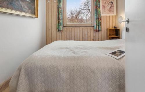 1 dormitorio con cama y ventana en Cozy Home In Stubbekbing With Wifi, en Stubbekøbing