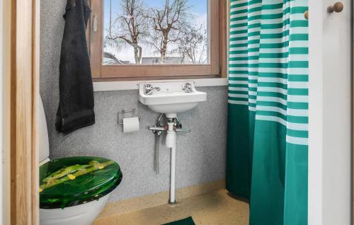 Ένα μπάνιο στο Cozy Home In Stubbekbing With Wifi