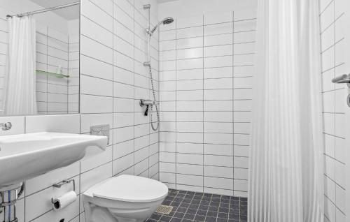 La salle de bains blanche est pourvue de toilettes et d'un lavabo. dans l'établissement 3 Bedroom Stunning Apartment In Rm, à Havneby