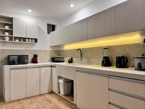 Virtuvė arba virtuvėlė apgyvendinimo įstaigoje Linda casa de 2 pisos, con cochera cerca de PIMENTEL