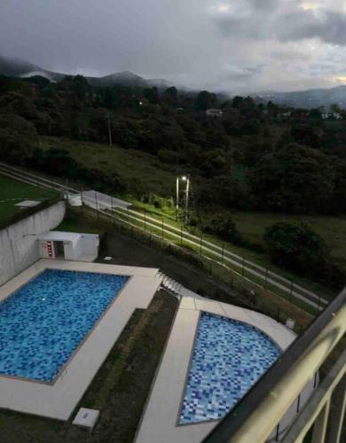 - deux grandes piscines au-dessus d'un bâtiment dans l'établissement Hermoso alojamiento, à Chachagüí