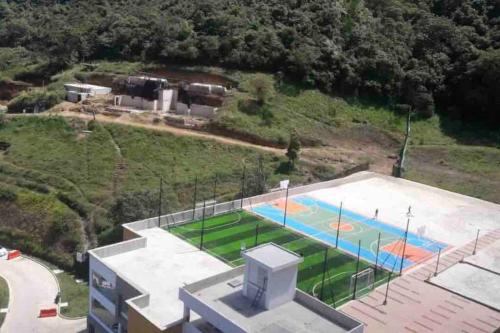 - une vue sur la piscine au-dessus d'un bâtiment dans l'établissement Hermoso alojamiento, à Chachagüí