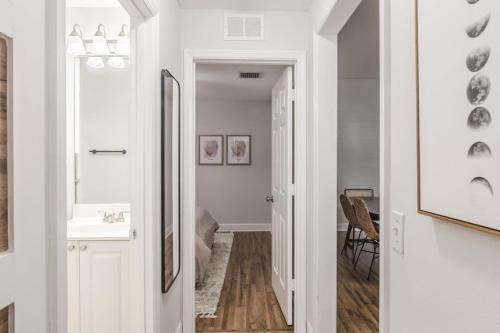 Φωτογραφία από το άλμπουμ του 11 Mins to Beach - 3BR w Private Pool + Grill σε Vero Beach