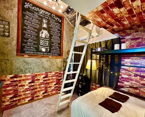 a room with a bunk bed and a ladder at LEON RESORT HOTEL Max4people Shinjuku 7minutes Shibuya12 minutes LEON RESORT SHIBUYA 新宿渋谷 最寄り初台駅 最大4人 in Tokyo