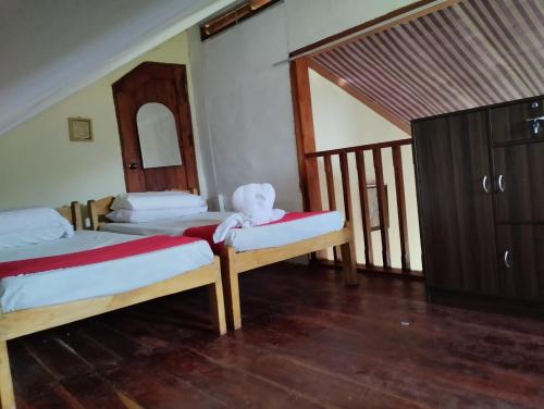 um quarto com duas camas com um urso de peluche sentado nelas em Bliss Accommodation em Malaybalay