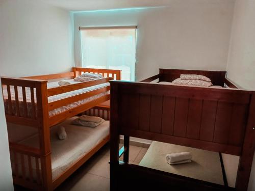 2 Etagenbetten in einem Zimmer mit Fenster in der Unterkunft Villa Superior de Paya in Playa Blanca