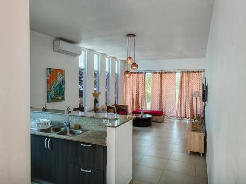 eine Küche mit einem Waschbecken und ein Wohnzimmer in der Unterkunft Villa Superior de Paya in Playa Blanca