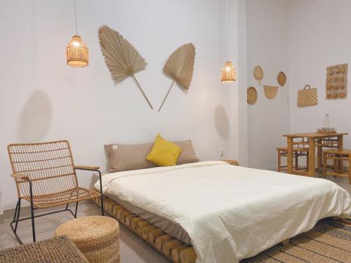 Tempat tidur dalam kamar di Wabi Sabi Homestay