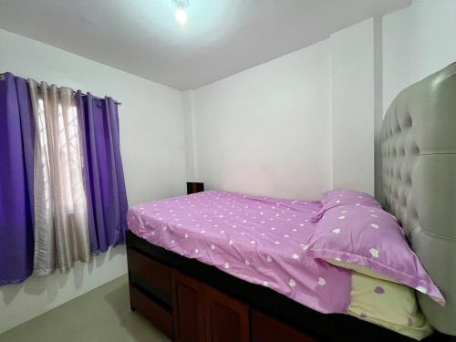 Tempat tidur dalam kamar di 2-Bedroom Transient House or Apartment Near Tagaytay