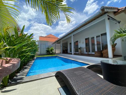- une piscine dans l'arrière-cour d'une maison dans l'établissement The Jangkar Canggu Guesthouse & Villa, à Canggu