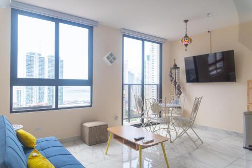 uma sala de estar com um sofá azul e uma mesa em Apartamento en Panamá Céntrico y lujoso en Panamá de la zona Bancaria em Cidade do Panamá