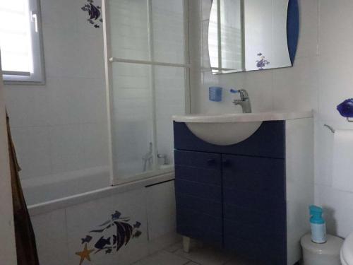 une salle de bain avec un lavabo, une baignoire et des toilettes dans l'établissement Appartement Royan avec Terrasse en Bord de Mer - FR-1-494-172, à Royan
