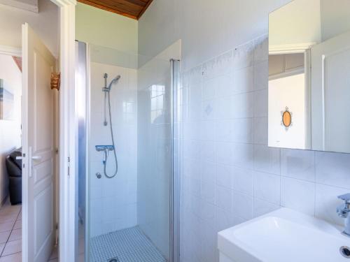 une salle de bain avec douche et lavabo dans l'établissement Maison 3 chambres proche plages avec jardin clos à Mimizan - pour 8 personnes - FR-1-50-127, à Mimizan