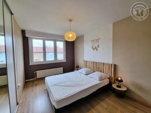 une chambre avec un lit et une fenêtre dans l'établissement Gîte spacieux à 700m de la plage avec jardin, terrasses et garage - Malo-les-Bains, Dunkerque - FR-1-510-212, à Dunkerque