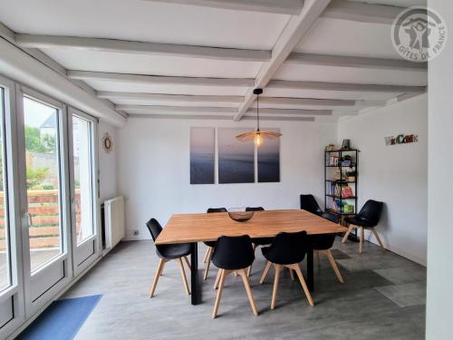 une salle à manger avec une table et des chaises en bois dans l'établissement Gîte spacieux à 700m de la plage avec jardin, terrasses et garage - Malo-les-Bains, Dunkerque - FR-1-510-212, à Dunkerque