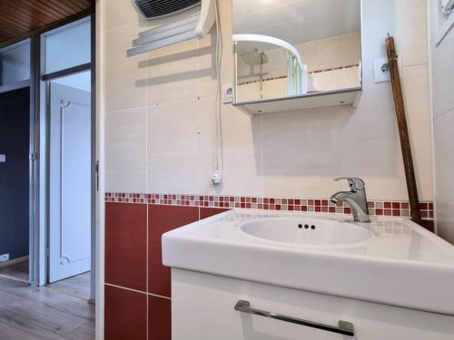 une salle de bain avec un lavabo blanc et un miroir dans l'établissement Gîte spacieux à 700m de la plage avec jardin, terrasses et garage - Malo-les-Bains, Dunkerque - FR-1-510-212, à Dunkerque