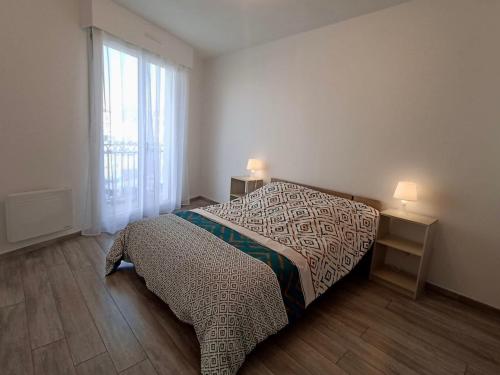 - une chambre avec un lit, une fenêtre et 2 lampes dans l'établissement Appartement T2 centre-ville, parking privé, animaux admis - FR-1-338-562, à Sète