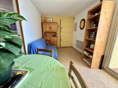Zimmer mit einem Tisch und einem Zimmer mit einem Stuhl in der Unterkunft Appartement Saint-Cyprien, 2 pièces, 6 personnes - FR-1-225D-209 in Saint-Cyprien
