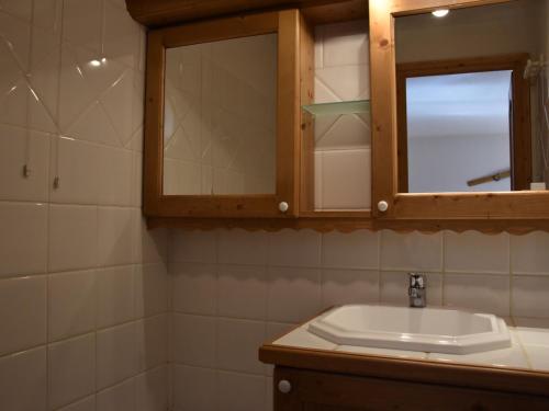 une salle de bain avec un lavabo et un miroir dans l'établissement Charmant 3 pièces avec terrasse proche pistes et centre - FR-1-464-228, à Pralognan-la-Vanoise