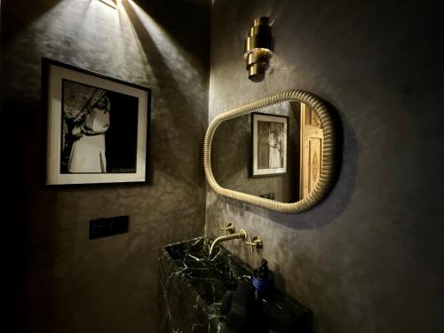La salle de bains est pourvue d'un lavabo et d'un miroir. dans l'établissement Riad LallaBaya, à Marrakech