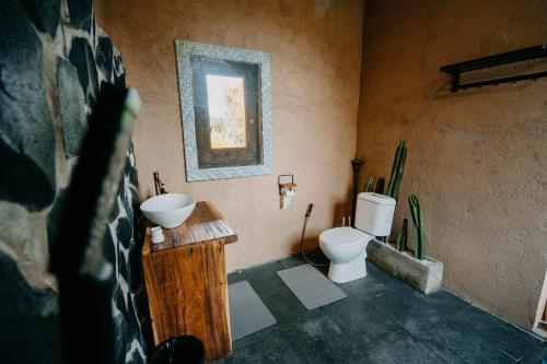 y baño con lavabo y aseo. en Ravelyn House en Silebeng