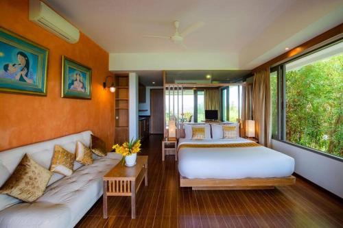 Cama o camas de una habitación en Sea view villa, Bangtao beach 4 Bedrooms