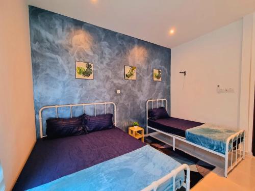 Cette chambre comprend 2 lits et un mur orné d'une fresque murale. dans l'établissement Bilik & Rumah Tamu Ketereh, à Ketereh