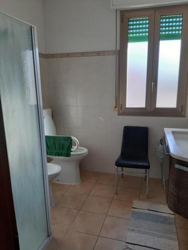 baño con aseo y silla negra en Ozz Angel, en Ozzano dell'Emilia