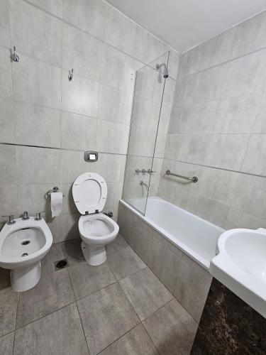 a bathroom with a toilet and a shower and a sink at habitacion comoda cerca del obelisco in Buenos Aires