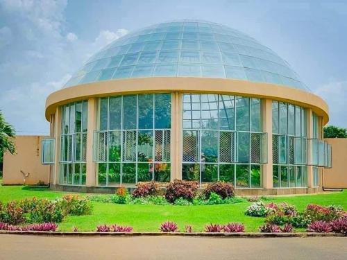 Bundala Resort في تيساماهاراما: مبنى زجاجي كبير وامامه حديقة