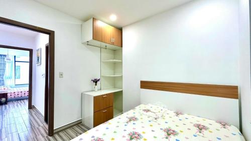 - une petite chambre avec un lit et un placard dans l'établissement LUCA House, à Nha Trang