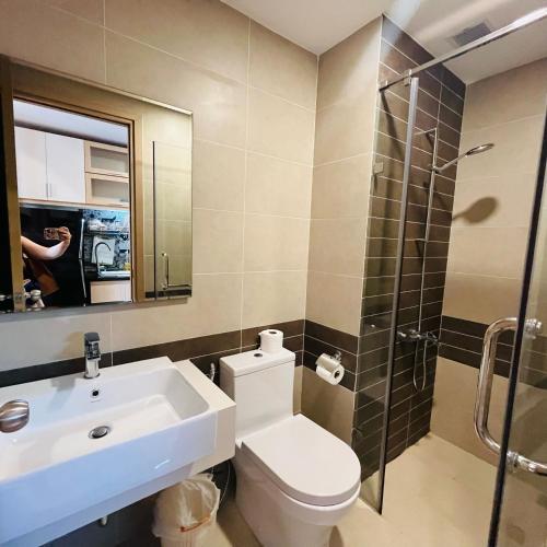 een badkamer met een toilet, een wastafel en een douche bij Mark Apartment - Millennium Masteri in Ho Chi Minh-stad
